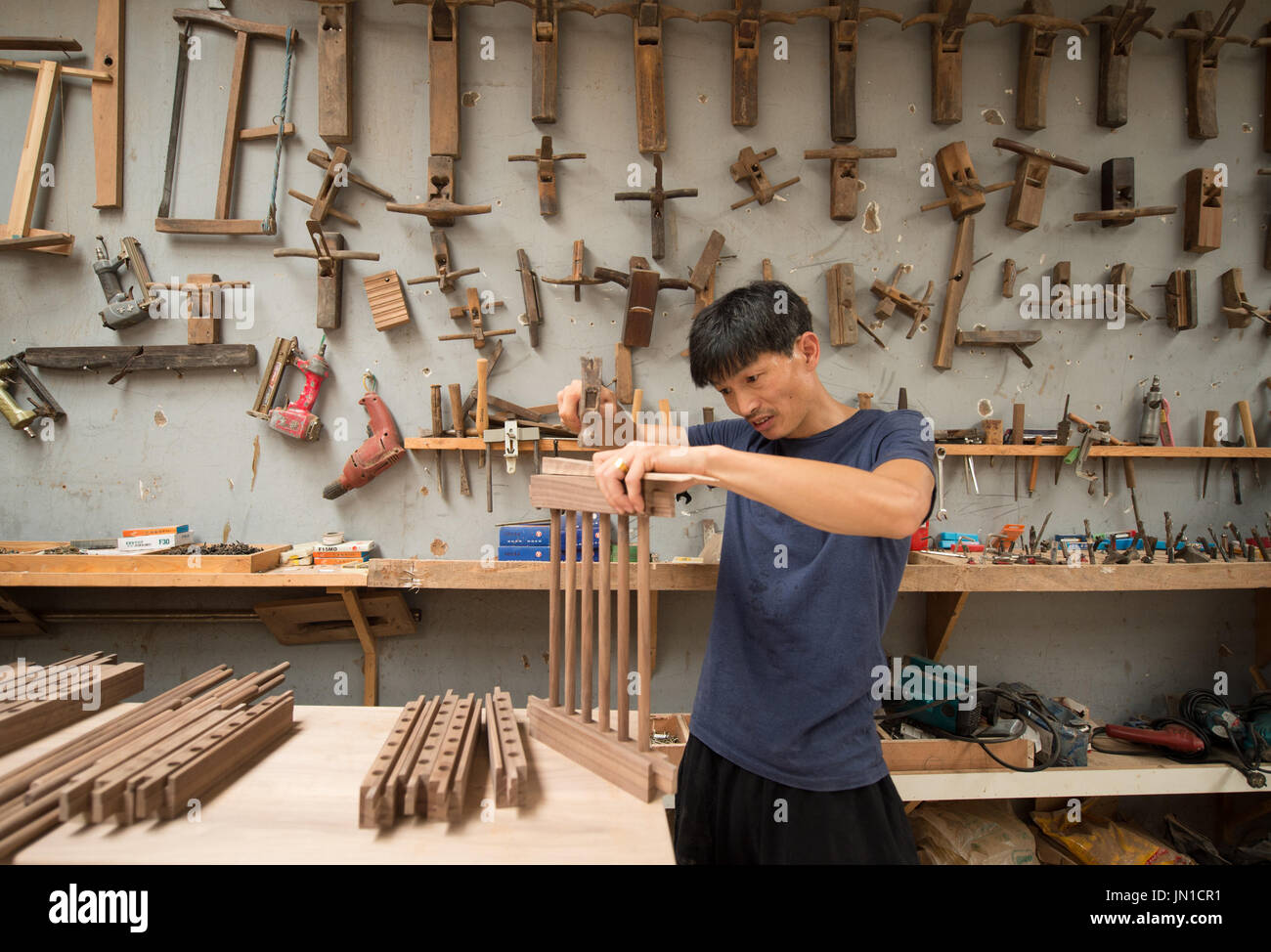 (170729)--HANGZHOU, 29. Juli 2017 (Xinhua)--Tischler Hu Bicheng arbeitet in seinem Studio in Hangzhou, der ostchinesischen Provinz Zhejiang, 28. Juli 2017. HU Bicheng seine eigene Marke "Hu Bicheng Wood" im Jahr 2011 gegründet, inspiriert von Möbeln in den 1950er und 1960er Jahren zu erwerben. Chinas Möbelindustrie ist eine neue Welle von unabhängigen Designer-Marken, vor allem in Städten wie Beijing, Shanghai und Hangzhou umfassend. Die neue Generation von Designern legt mehr Wert auf die zeitgenössischen Ausdruck der chinesischen Elemente hinzufügen kreative Impulse für die Möbelindustrie in China. (Xinhua/Weng Xi Stockfoto