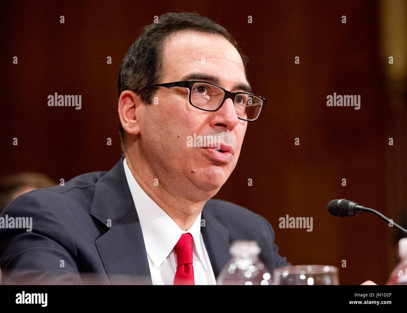 Vereinigte Staaten Minister fuer dem Fiskus Steven Mnuchin bezeugt vor uns Senate Committee on Appropriations während der Anhörung des Geschäftsjahres 2018 Haushaltsantrag für das US-Department des Finanzministeriums auf dem Capitol Hill in Washington, DC auf Mittwoch, 26. Juli 2017 zu überprüfen. · KEIN DRAHT-SERVICE · Foto: Ron Sachs/Consolidated/dpa Stockfoto