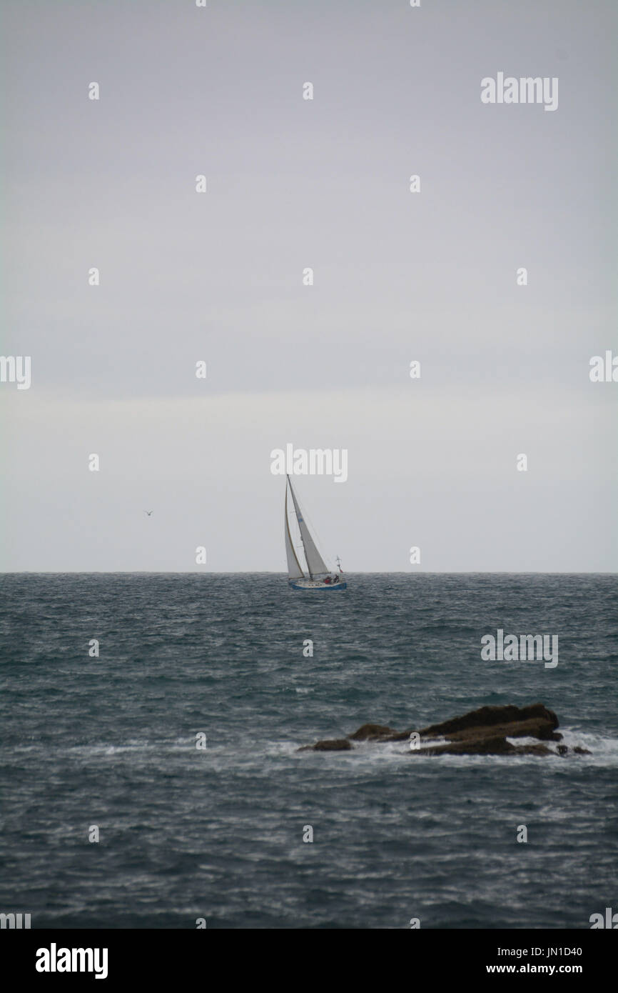 Mousehole, Cornwall, UK. 29. Juli 2017. Großbritannien Wetter. Leute waren immer noch da draußen amüsieren sich am Mousehole, trotz Regen und Wolken. Bildnachweis: Cwallpix/Alamy Live-Nachrichten Stockfoto