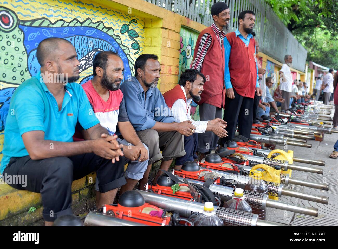 DHAKA, Bangladesch-29. Juli 2017: Dhaka South City Corporation Mitarbeiter bereiten sich zu sprühen Insektizide, Mücken in Dhaka Universitätsviertel im Rahmen einer speziellen Kampagne gegen Chikungunya Ausbruch, Dhaka, Bangladesch zu töten. der Dhaka Süden Bürgermeister hat ein "Sofortprogramm" ins Leben gerufen um Mücken in seinem Teil des Kapitals zu beseitigen, in der Hoffnung die Ergebnisse innerhalb von vier Wochen zeigen. Bildnachweis: SK Hasan Ali/Alamy Live-Nachrichten Stockfoto