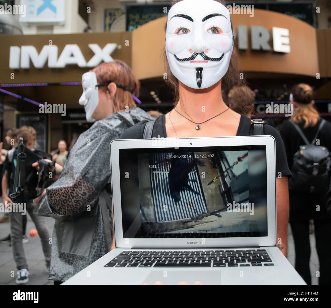 London UK 29. Juli 2017 Menschen tragen Guy Fawkes-Masken, Veganismus und Tierschutz mit Tabletten in ihren Händen mit schrecklichen Aufnahmen von Tierlandwirtschaft Praxis zu fördern. Grafischen Aufnahmen von Tieren leiden zwar schlachtet die gesichtslosen Menschen halten, dass die Tabletten bilden ein Quadrat oder ein Würfel, mit dem Wort der Wahrheit, kein Wort zu sagen, keinen Ton äußern, alles gesagt mit images.@Paul Quezada-Neiman/Alamy Live News Stockfoto