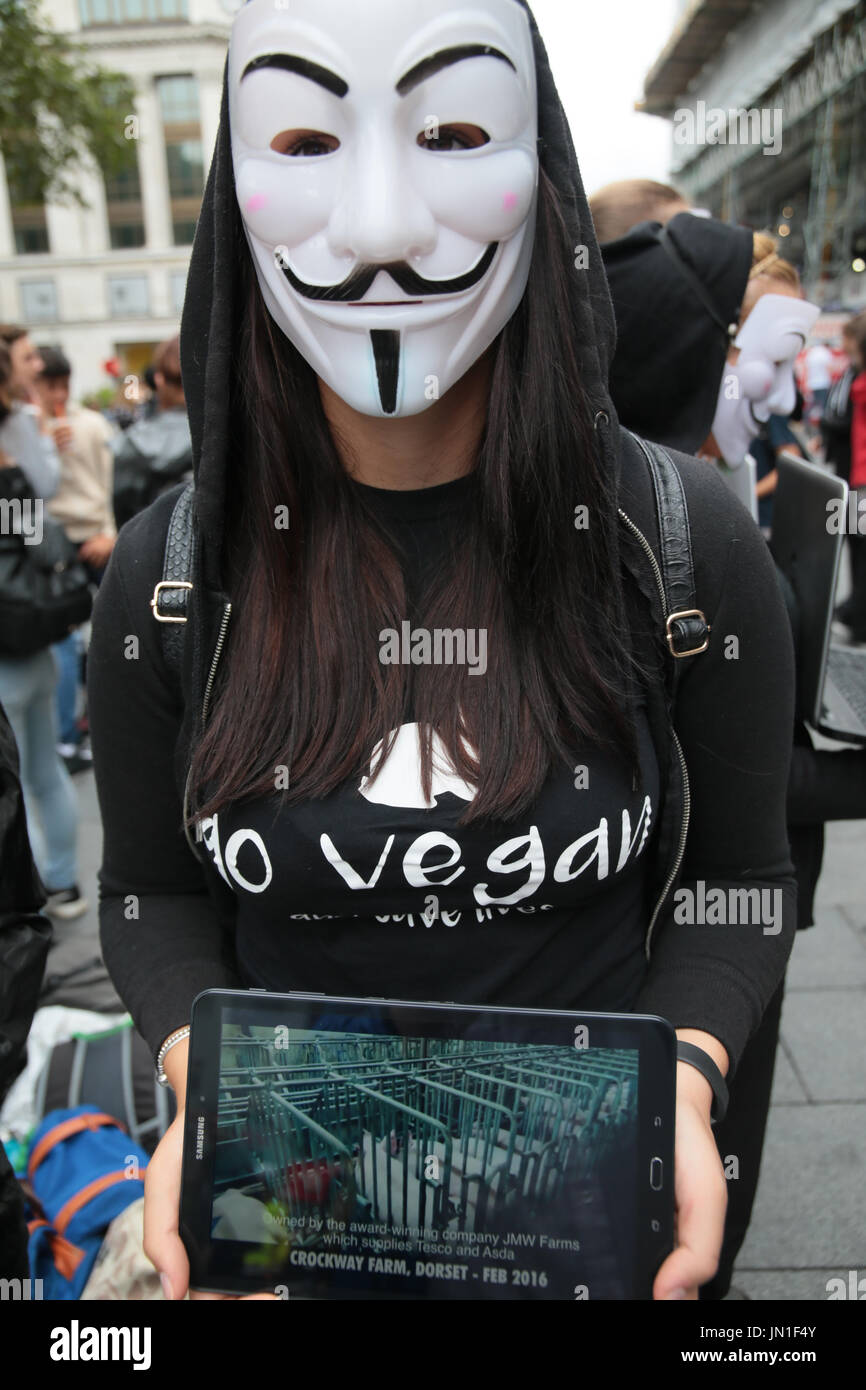London UK 29. Juli 2017 Menschen tragen Guy Fawkes-Masken, Veganismus und Tierschutz mit Tabletten in ihren Händen mit schrecklichen Aufnahmen von Tierlandwirtschaft Praxis zu fördern. Grafischen Aufnahmen von Tieren leiden zwar schlachtet die gesichtslosen Menschen halten, dass die Tabletten bilden ein Quadrat oder ein Würfel, mit dem Wort der Wahrheit, kein Wort zu sagen, keinen Ton äußern, alles gesagt mit images.@Paul Quezada-Neiman/Alamy Live News Stockfoto