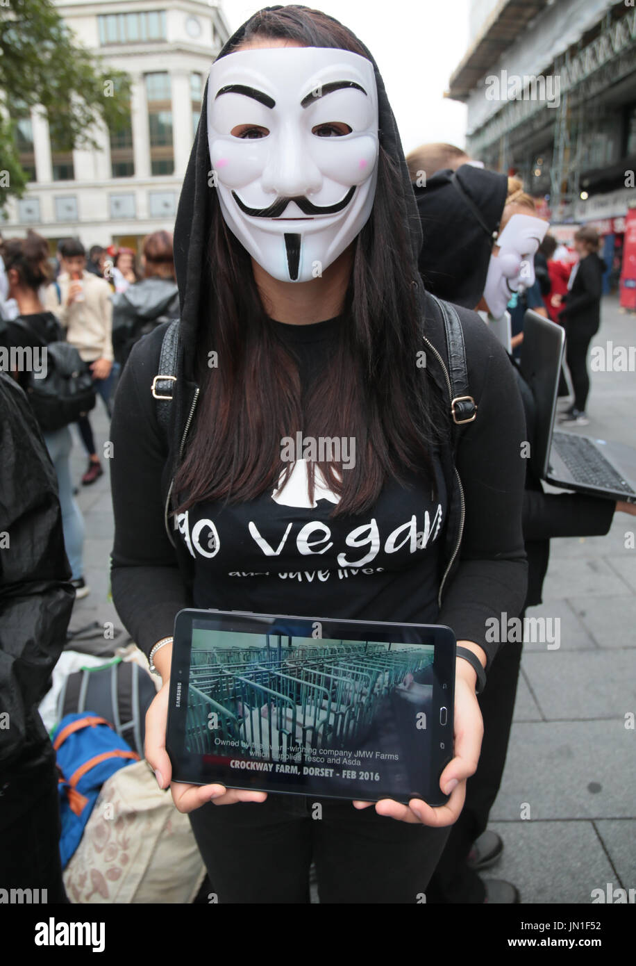 London UK 29. Juli 2017 Menschen tragen Guy Fawkes-Masken, Veganismus und Tierschutz mit Tabletten in ihren Händen mit schrecklichen Aufnahmen von Tierlandwirtschaft Praxis zu fördern. Grafischen Aufnahmen von Tieren leiden zwar schlachtet die gesichtslosen Menschen halten, dass die Tabletten bilden ein Quadrat oder ein Würfel, mit dem Wort der Wahrheit, kein Wort zu sagen, keinen Ton äußern, alles gesagt mit images.@Paul Quezada-Neiman/Alamy Live News Stockfoto