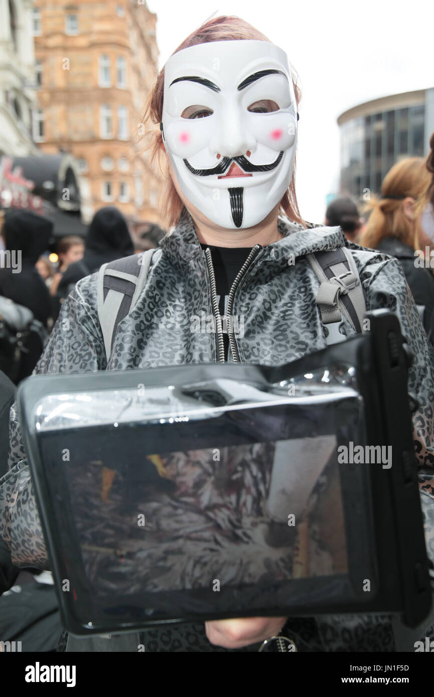 London UK 29. Juli 2017 Menschen tragen Guy Fawkes-Masken, Veganismus und Tierschutz mit Tabletten in ihren Händen mit schrecklichen Aufnahmen von Tierlandwirtschaft Praxis zu fördern. Grafischen Aufnahmen von Tieren leiden zwar schlachtet die gesichtslosen Menschen halten, dass die Tabletten bilden ein Quadrat oder ein Würfel, mit dem Wort der Wahrheit, kein Wort zu sagen, keinen Ton äußern, alles gesagt mit images.@Paul Quezada-Neiman/Alamy Live News Stockfoto