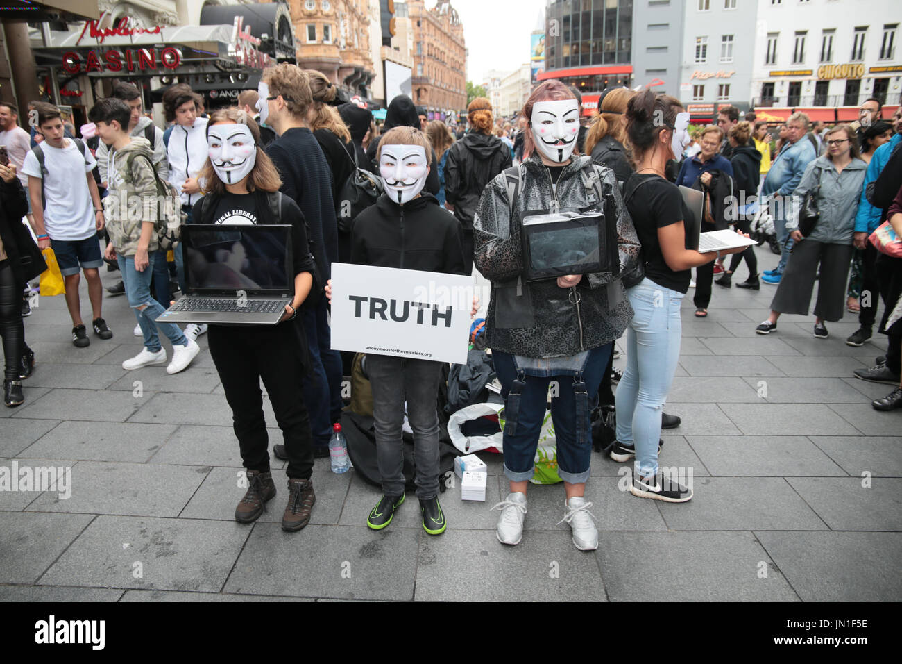 London UK 29. Juli 2017 Menschen tragen Guy Fawkes-Masken, Veganismus und Tierschutz mit Tabletten in ihren Händen mit schrecklichen Aufnahmen von Tierlandwirtschaft Praxis zu fördern. Grafischen Aufnahmen von Tieren leiden zwar schlachtet die gesichtslosen Menschen halten, dass die Tabletten bilden ein Quadrat oder ein Würfel, mit dem Wort der Wahrheit, kein Wort zu sagen, keinen Ton äußern, alles gesagt mit images.@Paul Quezada-Neiman/Alamy Live News Stockfoto