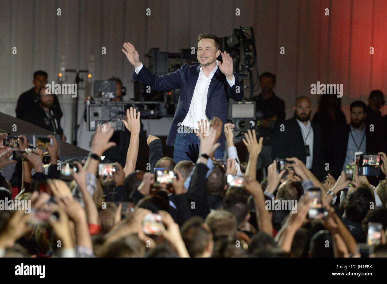 Fremont, USA. 28. Juli 2017. Tesla-CEO Elon Musk wird von den Mitarbeitern während der Präsentation des ersten vernünftiger Tesla-Fahrzeug Modell 3 auf dem Betriebsgelände in Fremont, USA, 28. Juli 2017 gefeiert. Tesla plant das Modell 3 auch komplett automotive im Laufe der Zeit zu machen. Foto: Andrej Sokolow, Dpa/Alamy Live News Stockfoto