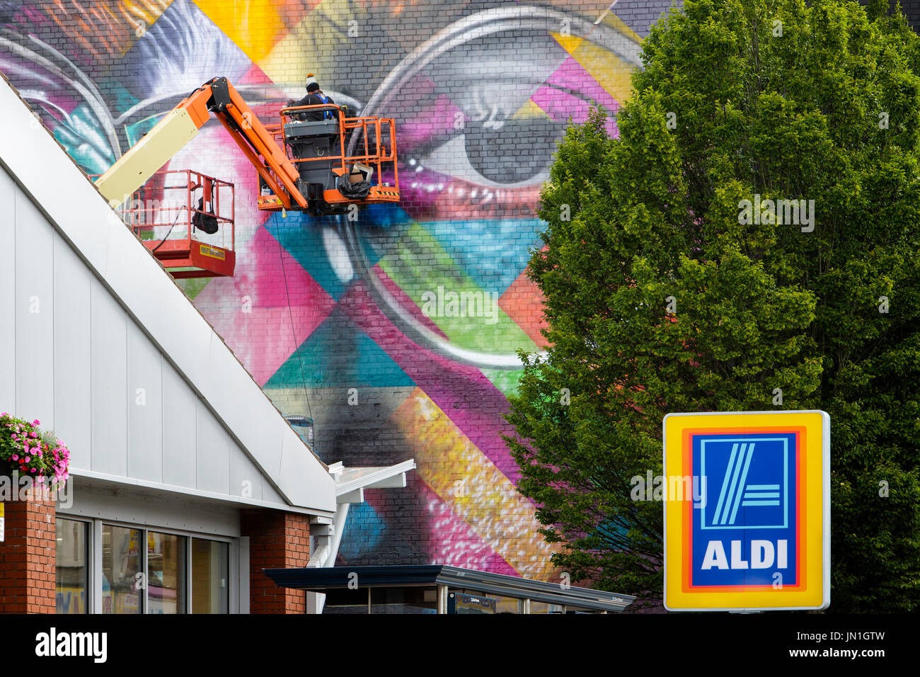 Bristol, UK. 29. Juli 2017. Künstlers Eduardo Kobra ist abgebildet, wie er eine Riese große John Lennon Wandbild an der Seite der Tabakfabrik in Bedminster Upfest 2017 erstellt. Upfest ist Europas größtes kostenloses, street Art & Graffiti-Festival und ist jetzt im neunten Jahr. Bildnachweis: Lynchpics/Alamy Live-Nachrichten Stockfoto