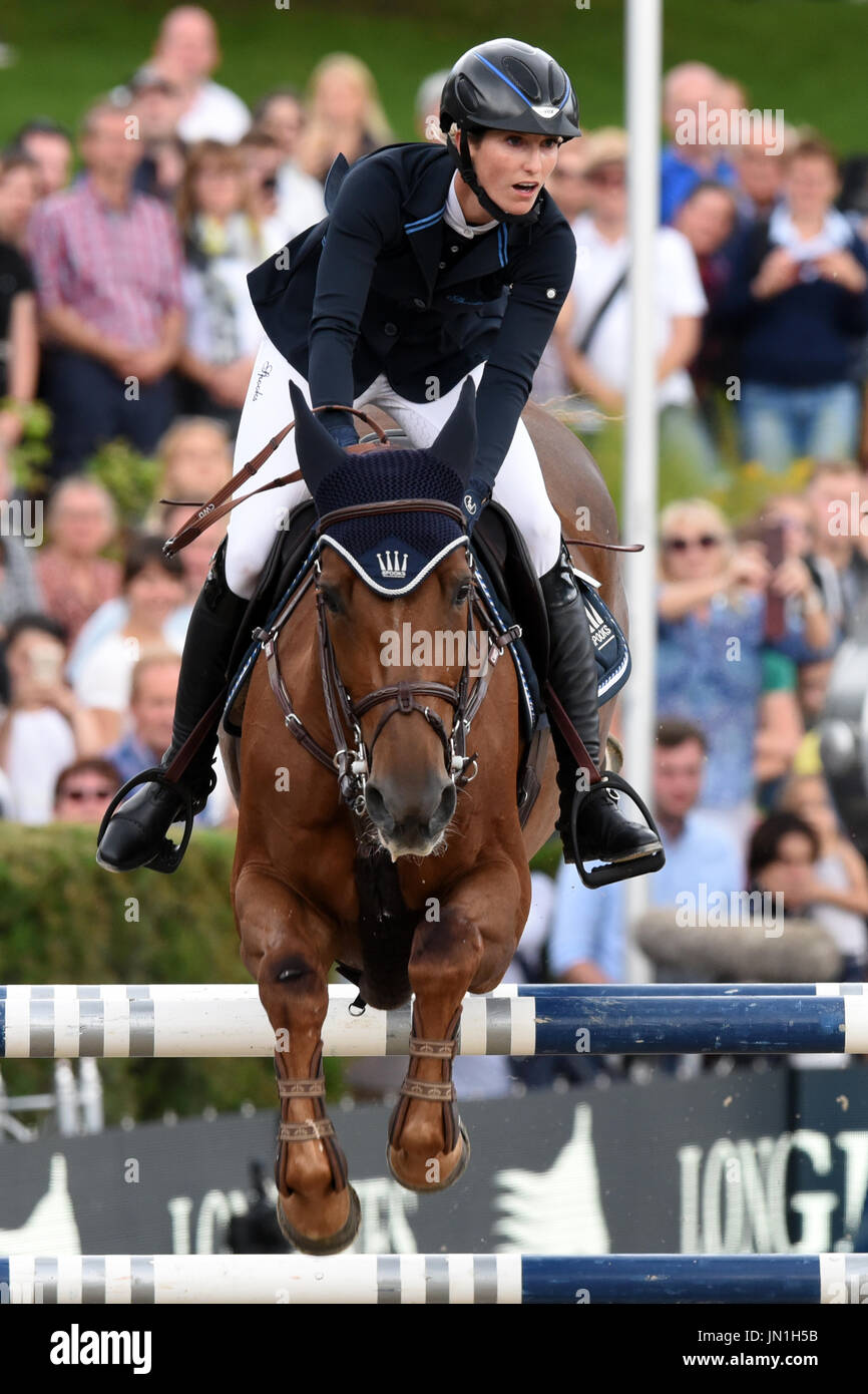 Berlin, Deutschland. 29. Juli 2017. Deutsche Springreiter Simone Blum reitet DSP Alice während des Grand Prix von Berlin 1,60 m gegen die Uhr mit stechen-Veranstaltung in der Global Champions Tour in Berlin, Deutschland, 29. Juli 2017. Blum belegte den zweiten Platz. Foto: Maurizio Gambarini/Dpa/Alamy Live News Stockfoto