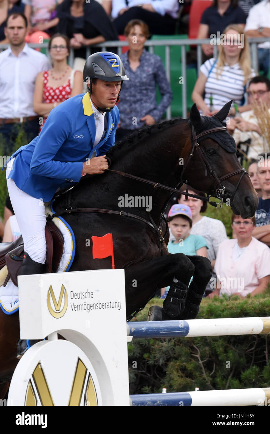 Berlin, Deutschland. 29. Juli 2017. Deutsche Springreiter Christian Ahlmann reitet Codex One während des Grand Prix Berlin 1,60 m gegen die Uhr mit stechen-Veranstaltung in der Global Champions Tour in Berlin, Deutschland, 29. Juli 2017. Ahlmann belegte den ersten Platz. Foto: Maurizio Gambarini/Dpa/Alamy Live News Stockfoto