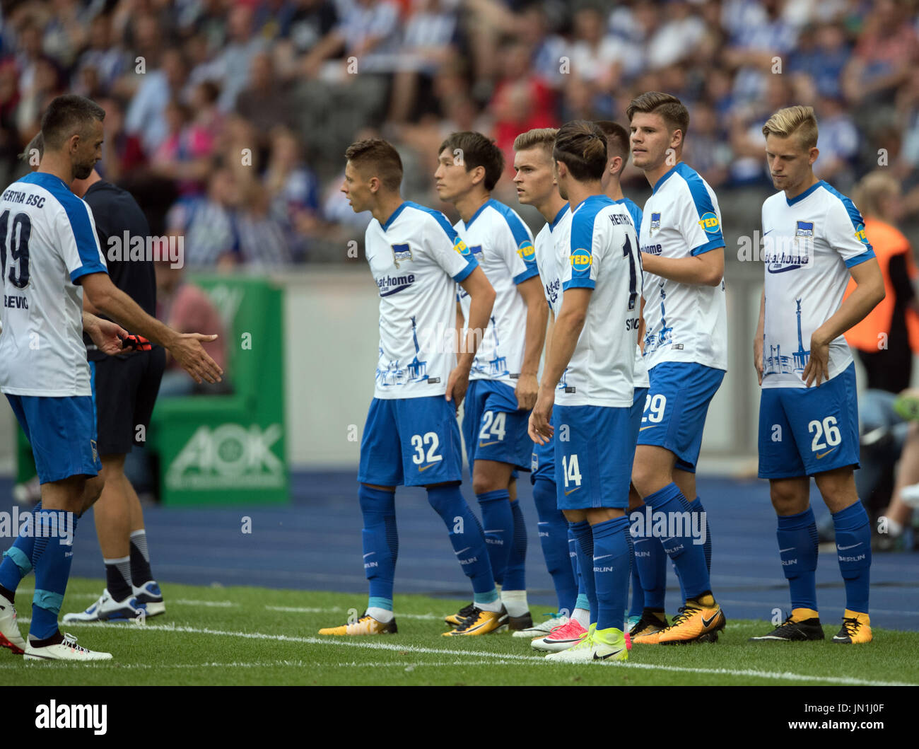 Berlin, Deutschland. 29. Juli 2017. Herthas Vedad Ibisevic verlässt das Feld, wie sechs neue Spieler auf das Spielfeld während der internationalen Club-Freundschaftsspiel zwischen Hertha BSC und der FC Liverpool im Olympiastadion in Berlin, Deutschland, 29. Juli 2017 ersetzt werden. Foto: Soeren Stache/Dpa/Alamy Live News Stockfoto