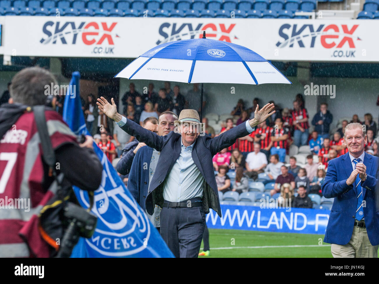 VEREINIGTES KÖNIGREICH. 29. Juli 2017. Stan Bowles grüßt die Queens Park Rangers-Fans bei Loftus Road, die erweisen sich als Geld für ein Pflegeheim. Stan Bowles ist Siffering von Alzheimer Diseass / Hi Freund und Kollegen QPR Player Don Shanks blickt auf schließen. Bildnachweis: Philip Pfund/Alamy Live-Nachrichten Stockfoto