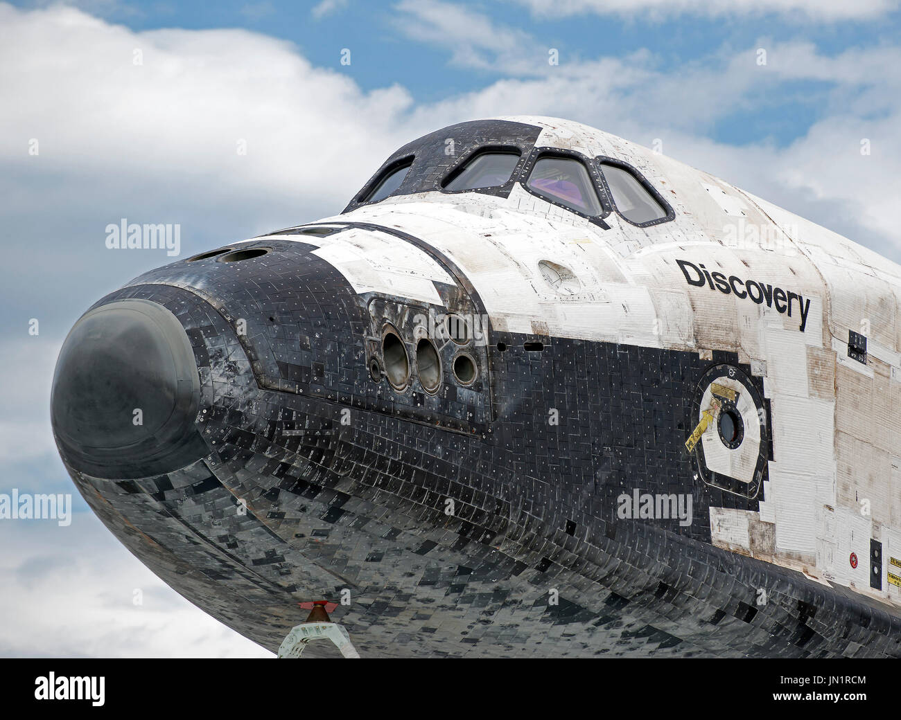 Detail der Cockpit-Bereich der Raumfähre Discovery wie sie oben auf seine Transportfahrzeug am Washington Dulles International Airport in Virginia nach seinem letzten Flug vom Kennedy Space Center in Florida auf Dienstag, 17. April 2012 sitzt.  Entdeckung wird in der ständigen Ausstellung an der Smithsonian Institution Steven F. Udvar-Hazy Center in Chantilly, Virginia sein... Bildnachweis: Ron Sachs / CNP. (Einschränkung: keine New York oder New Jersey Zeitungen oder Zeitungen im Umkreis 75 Meilen von New York City) Stockfoto