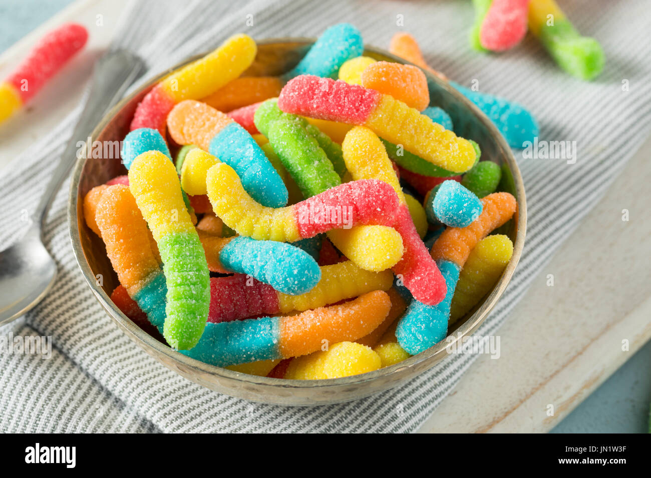 Süß sauer Neon Gummy Worms mit einem Zuckerguss Stockfoto