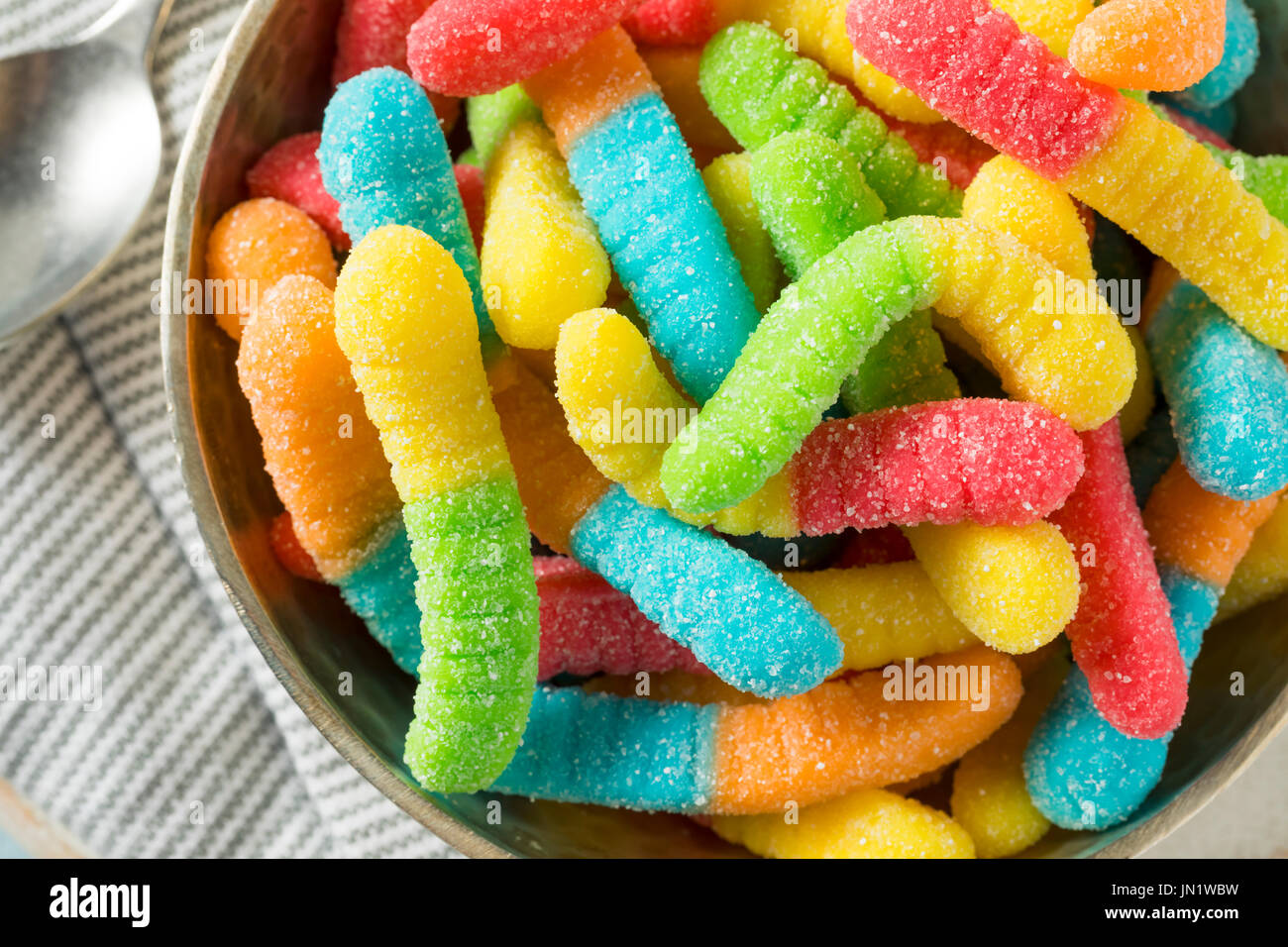Süß sauer Neon Gummy Worms mit einem Zuckerguss Stockfoto