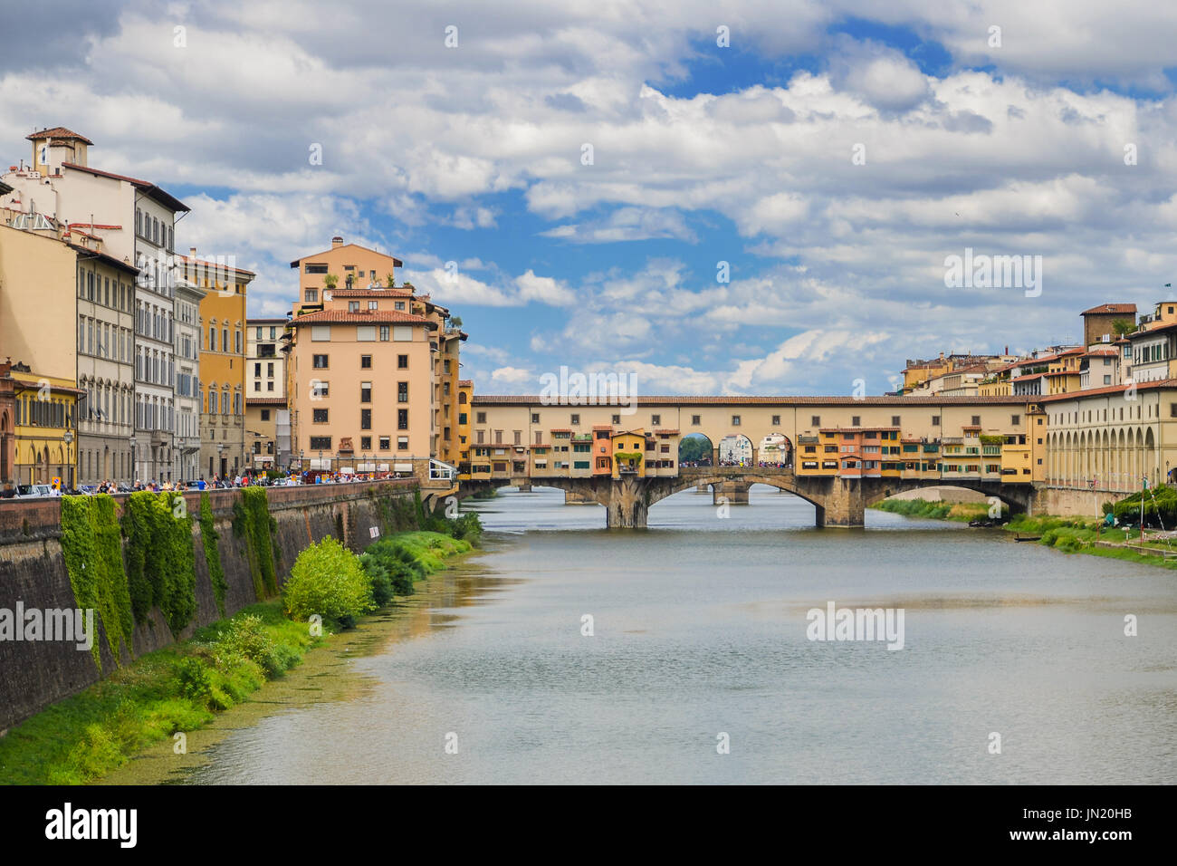 Malerische Aussicht auf bunten Ponte Vecchio über den Fluss Arno in Florenz, Italien Stockfoto