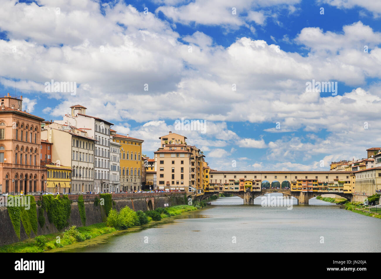 Malerische Aussicht auf bunten Ponte Vecchio über den Fluss Arno in Florenz, Italien Stockfoto