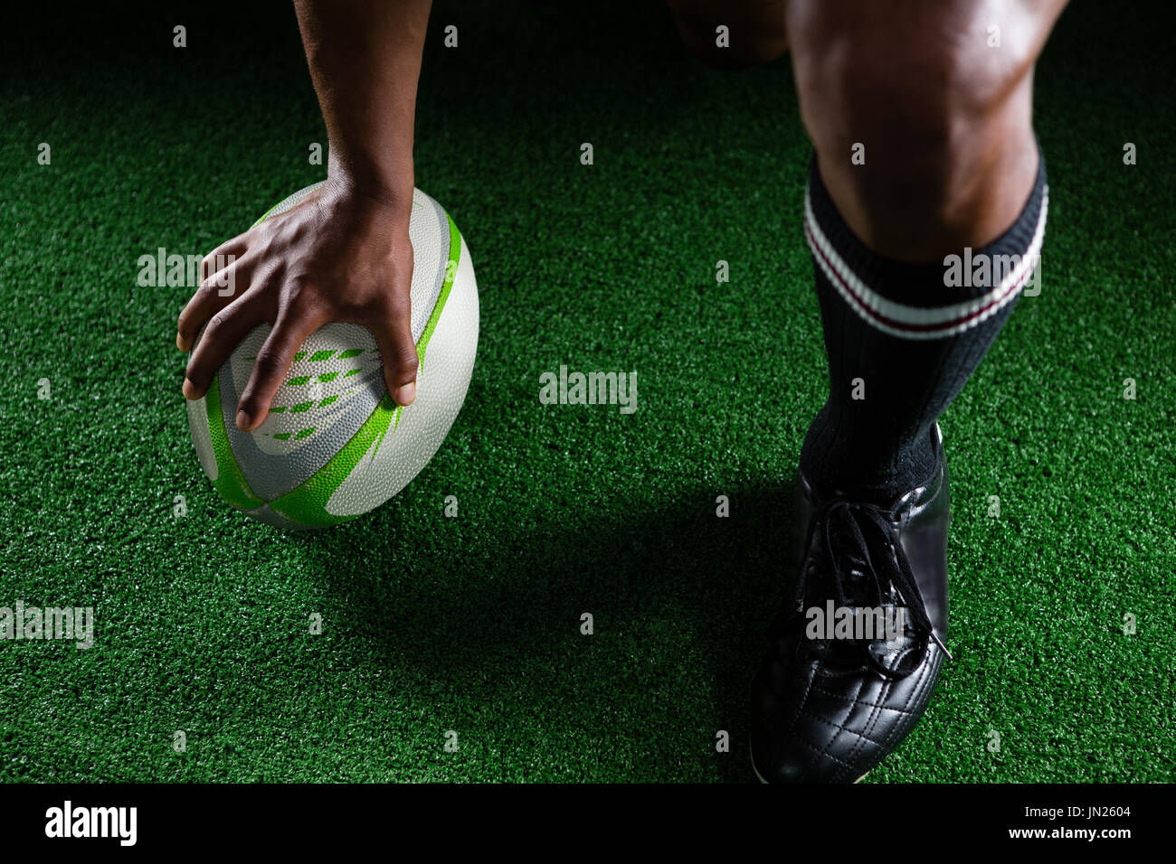 Vogelperspektive Ansicht Sportler treten Rugby-Ball auf Feld stehend Stockfoto