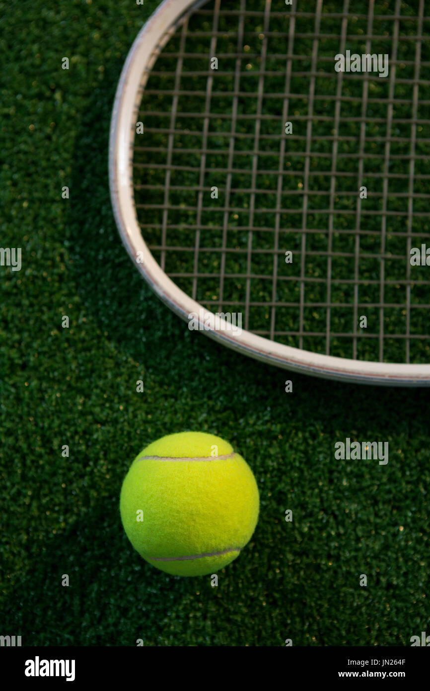 Bild des Schlägers durch Tennisball auf Spielfeld beschnitten Stockfoto