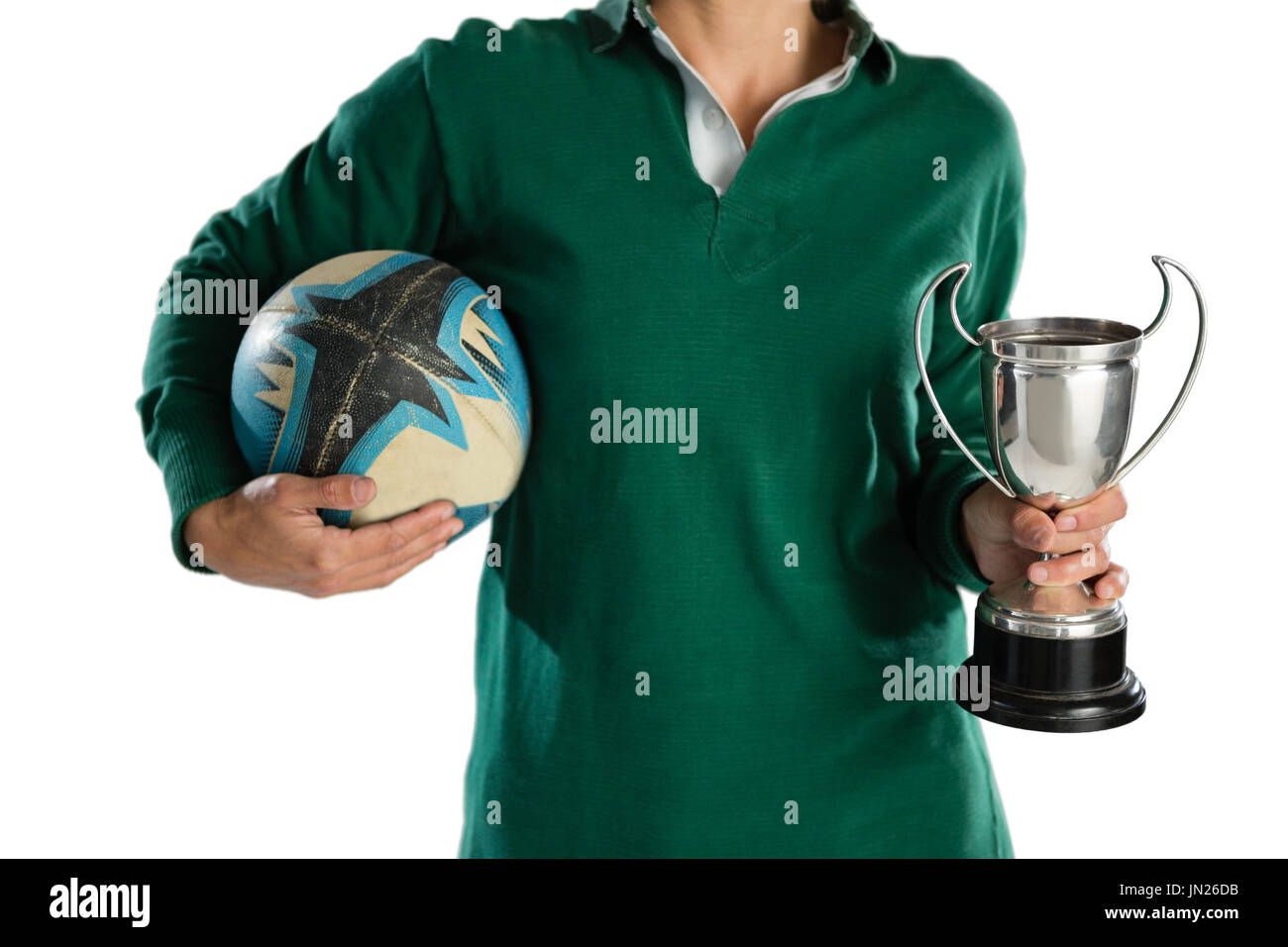 Mittleren Bereich der Frau, die Trophäe und Rugby Ball stehend vor weißem Hintergrund Stockfoto