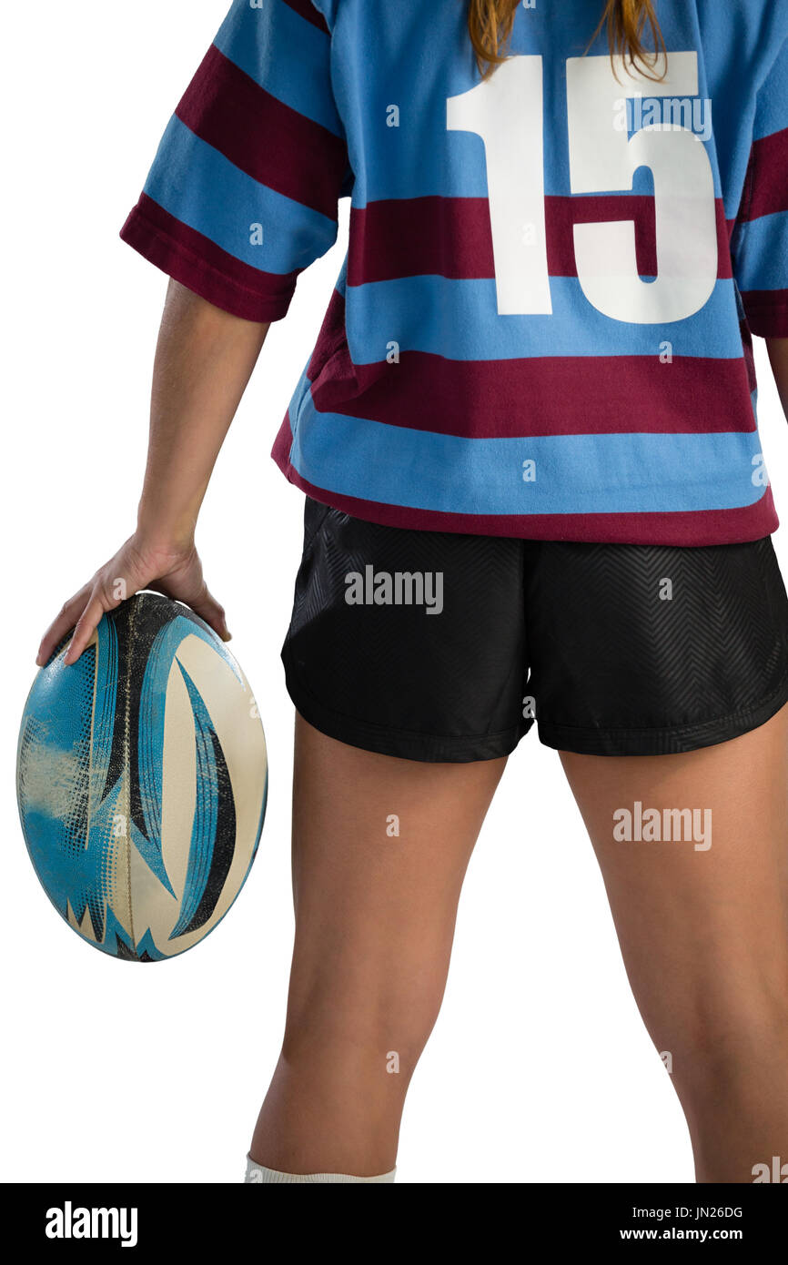 Mittleren Bereich der weiblichen Rugbyspieler mit Rugby-Ball stehend vor weißem Hintergrund Stockfoto