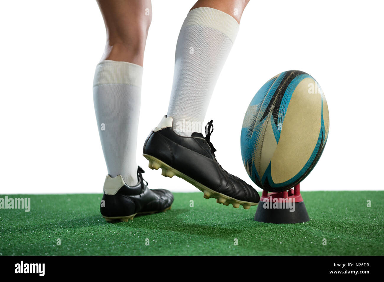 Geringen Teil der Sportlerin treten Rugby-Ball am Abschlag beim Spielen Rugby vor weißem Hintergrund Stockfoto