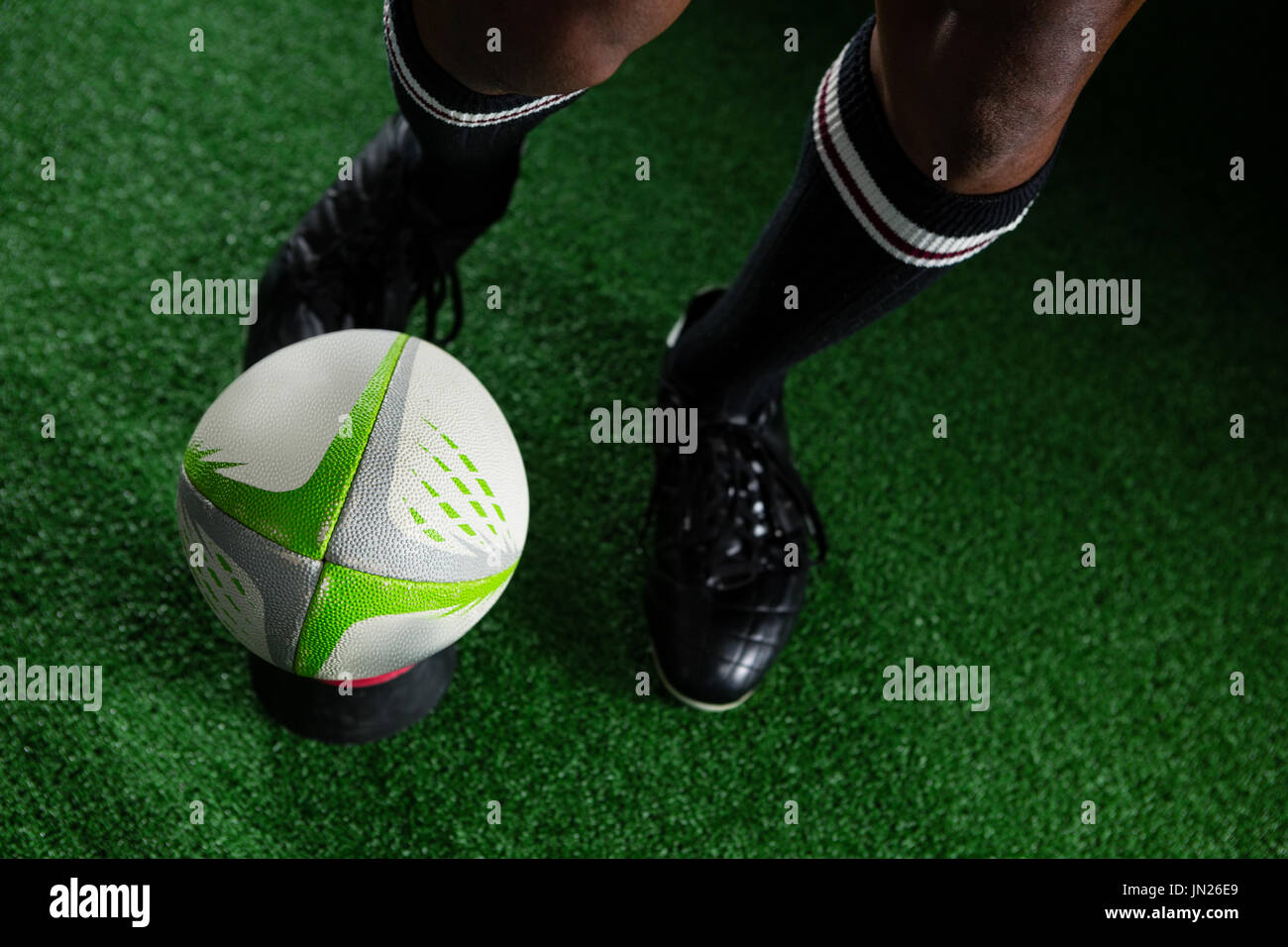 Vogelperspektive Ansicht Mann treten Rugby-Ball auf Feld Stockfoto