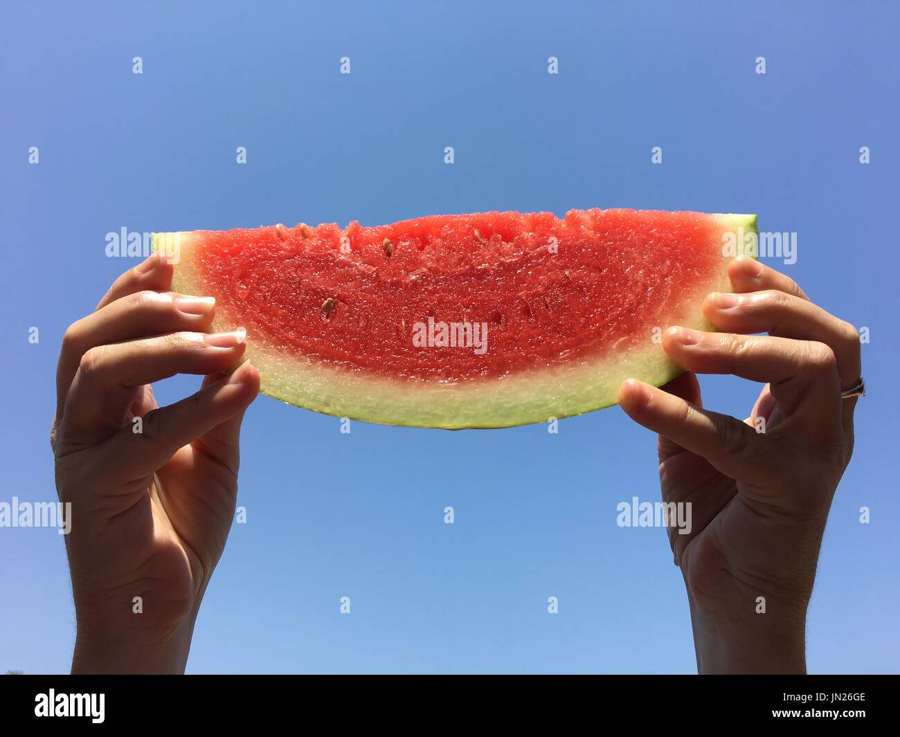 Wassermelone in einer Frauenhand. Gesunden Sommer essen. Stockfoto