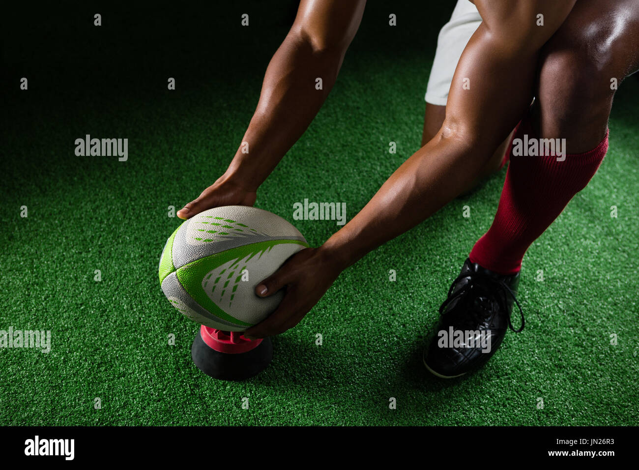 Erhöhte Ansicht der Sportler halten Rugby-Ball am Abschlag am Feld Stockfoto
