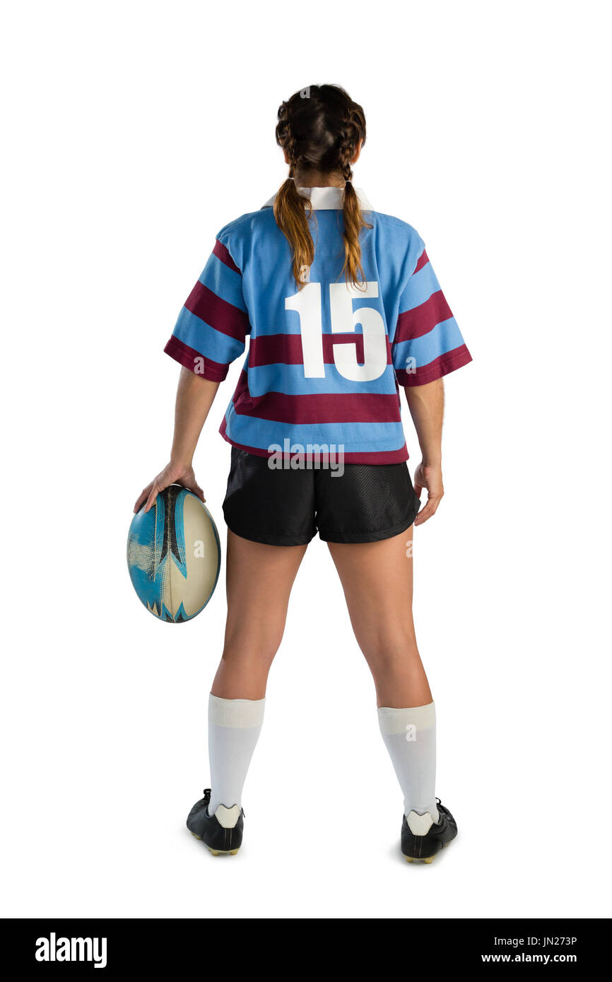 Rückansicht des weiblichen Rugbyspieler mit Rugby-Ball stehend vor weißem Hintergrund Stockfoto