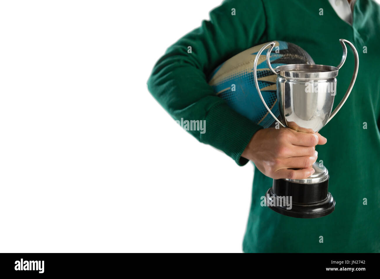Mittleren Bereich der Spielerin mit Rugby-Ball und Trophäe stehend vor weißem Hintergrund Stockfoto