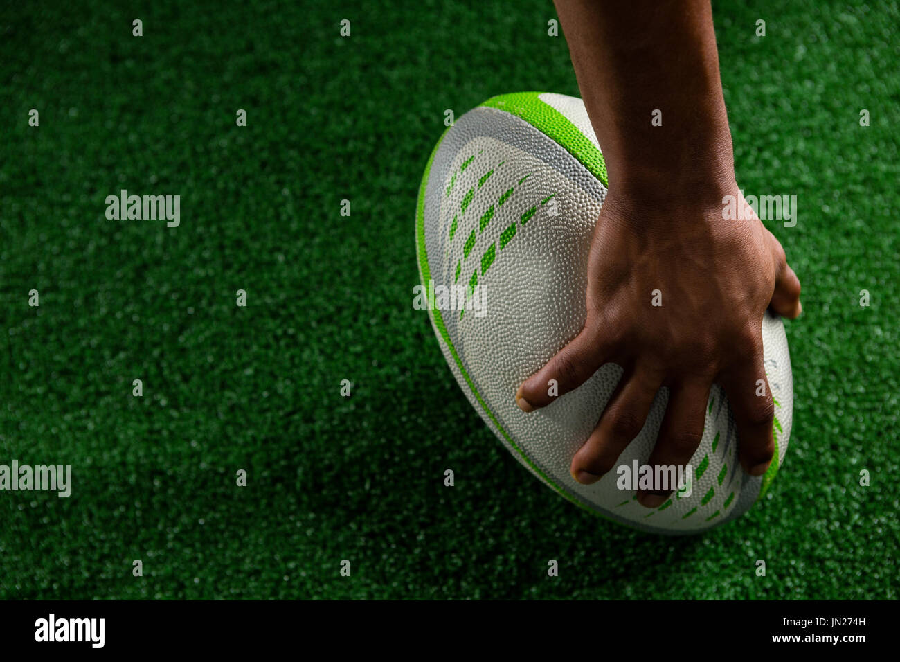 Erhöhte Ansicht des Sportlers mit Rugby-Ball auf Feld Stockfoto