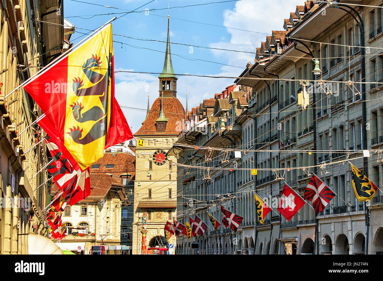 Kramgasse Straße mit Fahnen und Dächer und Kirchturm der Zytglogge ...