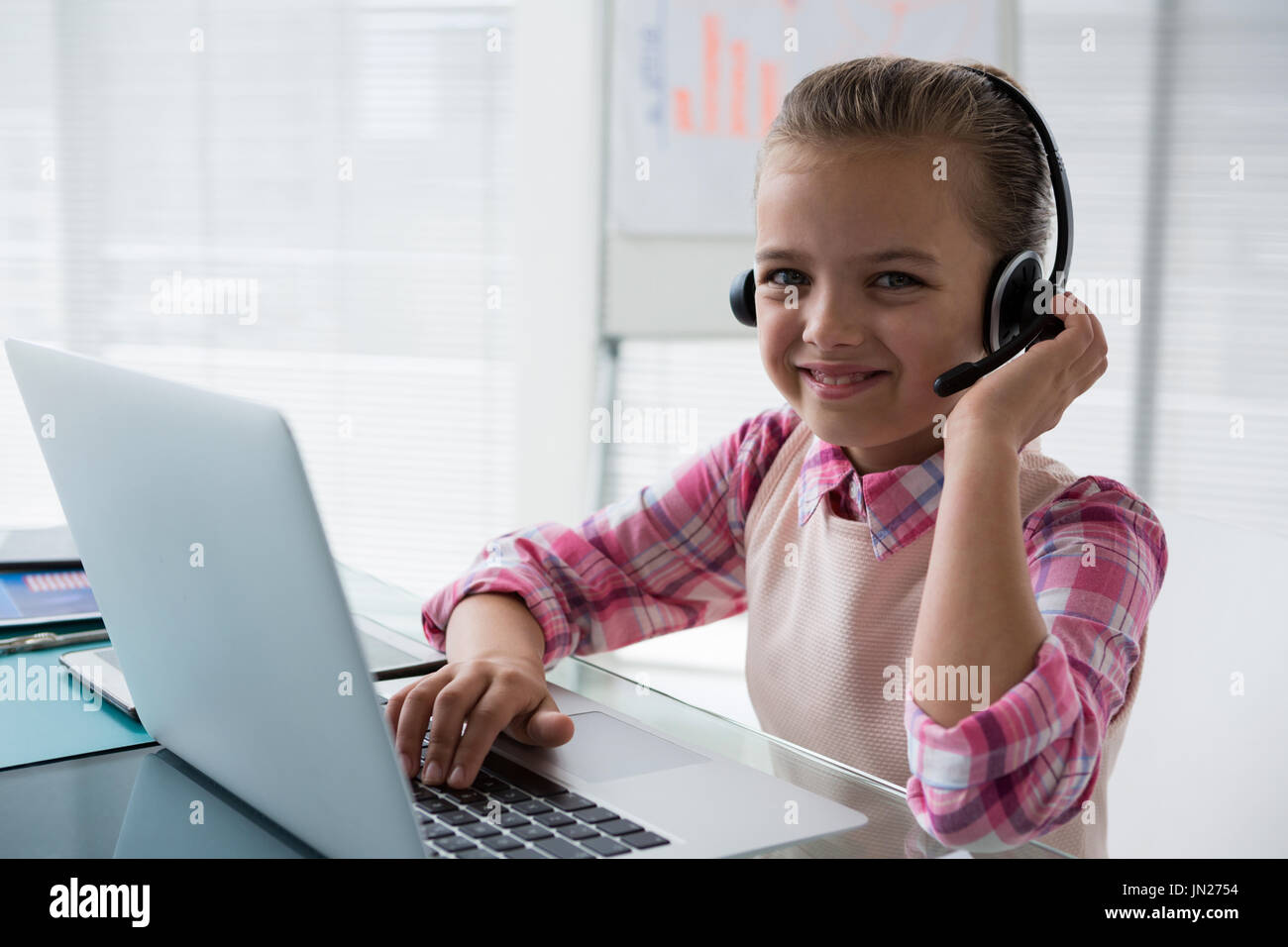 Porträt eines Mädchens als Kunden Betreuung executive Lächeln während der Arbeit im Büro Stockfoto