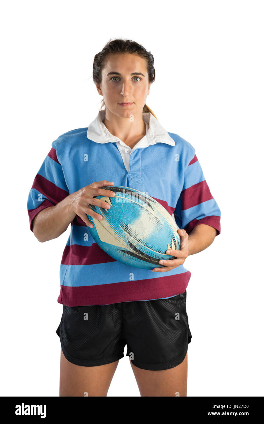 Porträt von zuversichtlich Spielerin mit Rugby-Ball stehend vor weißem Hintergrund Stockfoto