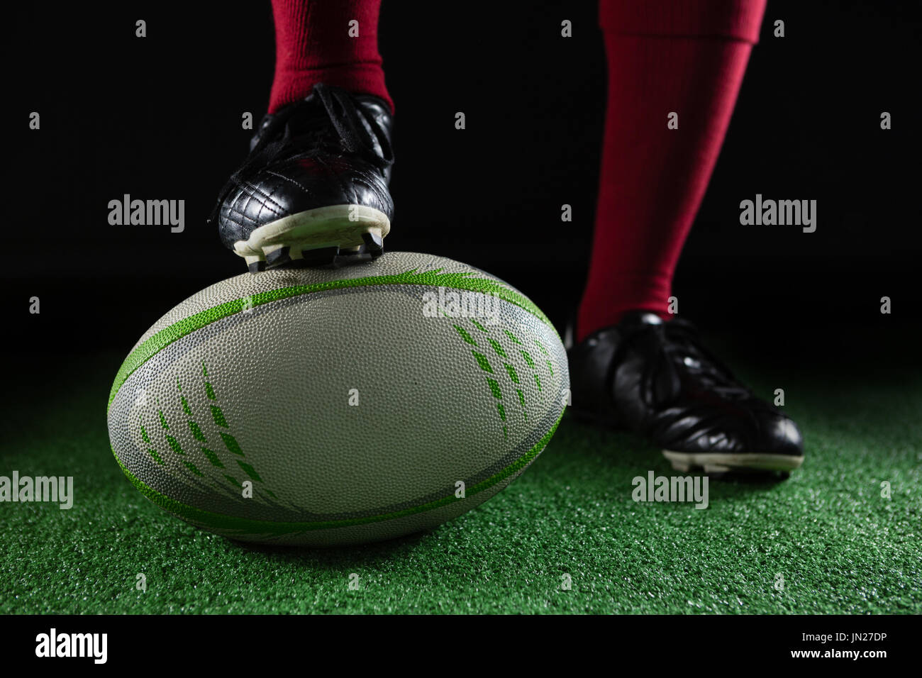 Geringen Teil der Person verstärkt auf Rugby-Ball beim Zwirnen rugby Stockfoto