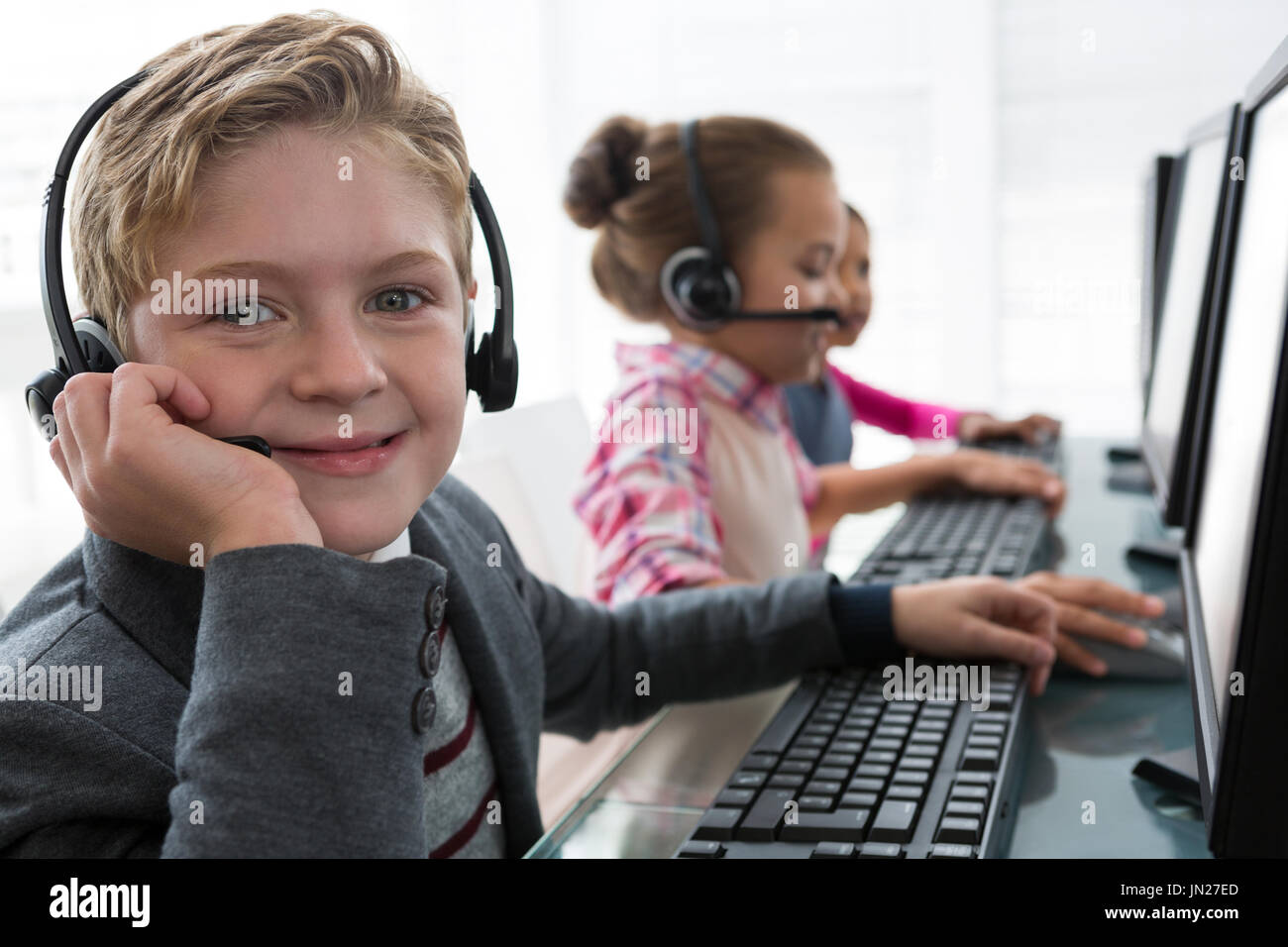 Bildnis eines Knaben als Kunden Betreuung executive Lächeln während der Arbeit im Büro Stockfoto