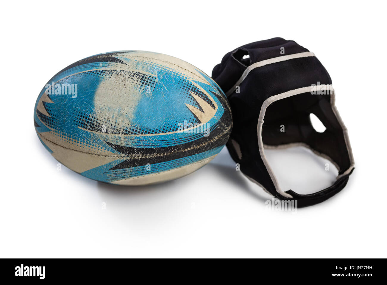 Nahaufnahme eines Rugbyball mit Helm vor weißem Hintergrund Stockfoto