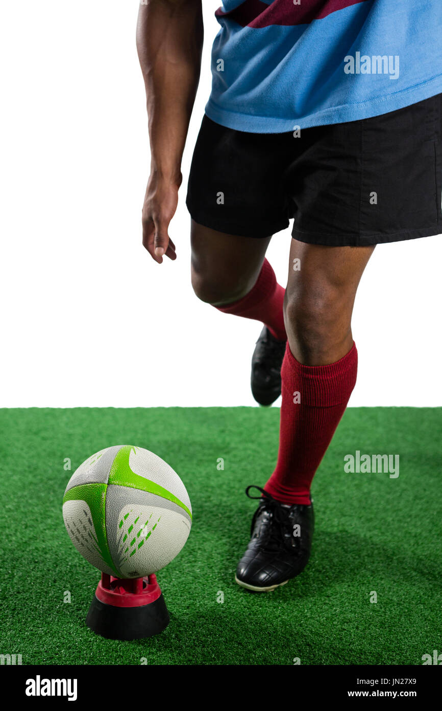 Geringen Teil der männlichen Athleten treten Rugby-Ball am Abschlag am Feld vor weißem Hintergrund Stockfoto