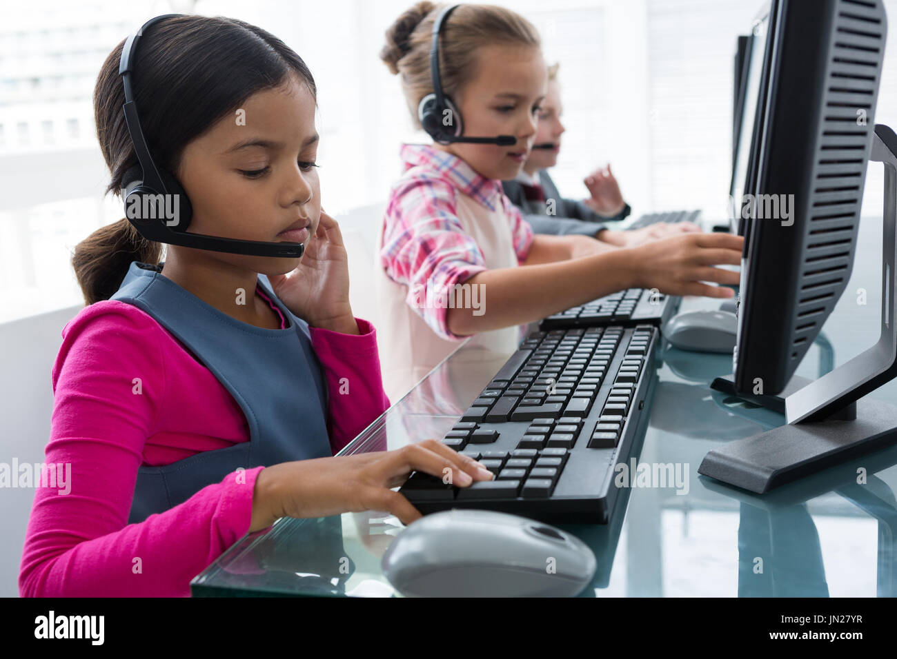 Kinder als Kunde care executive arbeiten im Büro Stockfoto