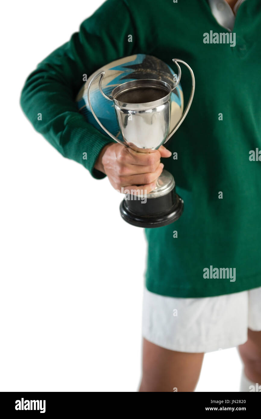 Bild der Frau mit Rugby-Ball und Trophäe vor weißem Hintergrund abgeschnitten Stockfoto