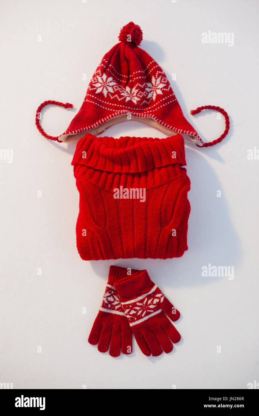 Nahaufnahme des wolligen Hut und Handschuhe auf weißem Hintergrund Stockfoto