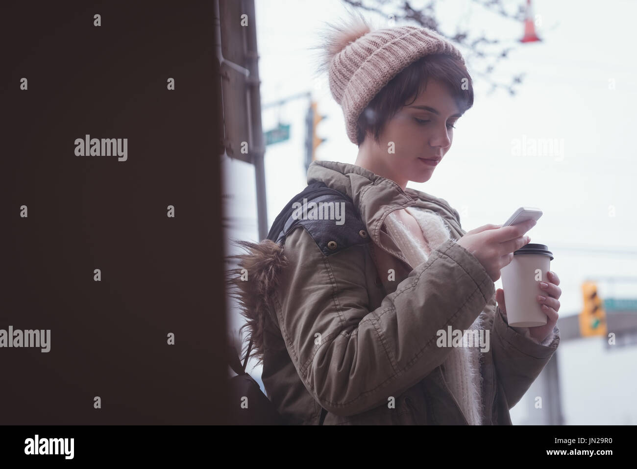 Junge Frau mit Handy Stockfoto