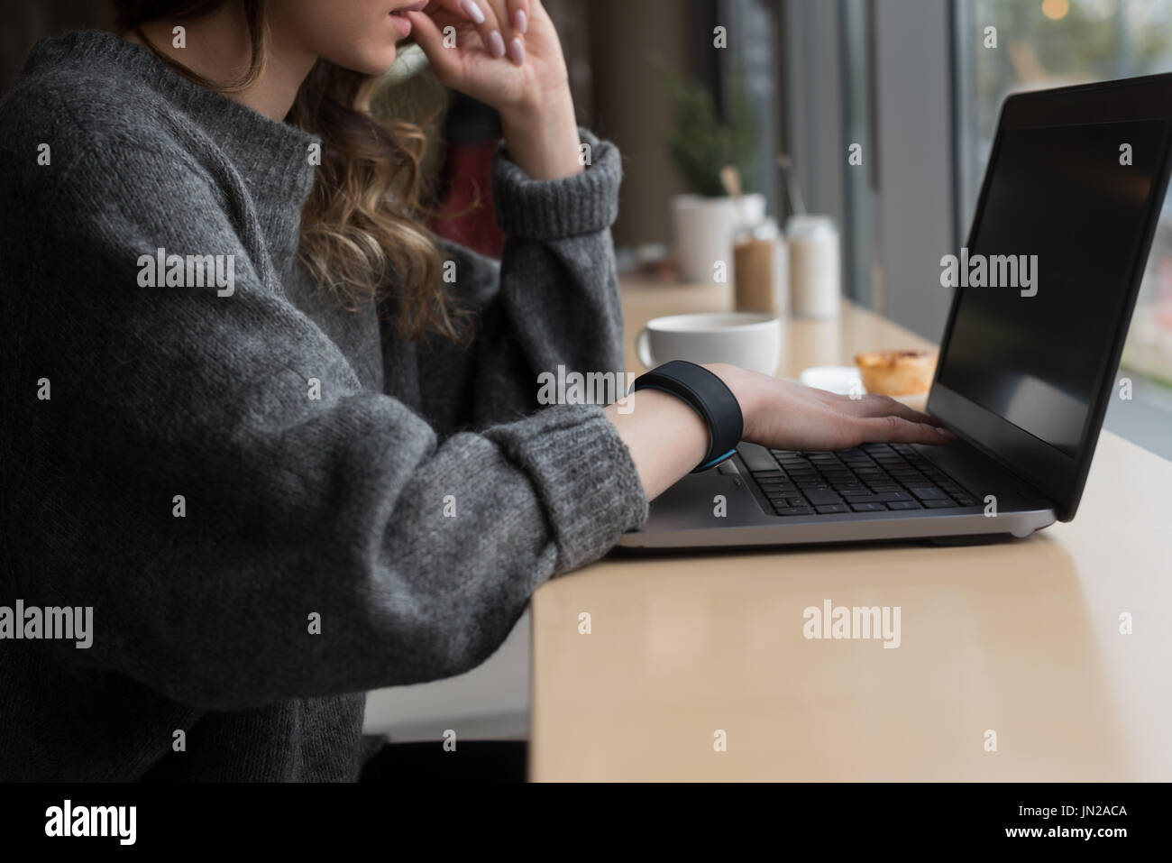Mittleren Bereich der Frau mit Laptop im café Stockfoto