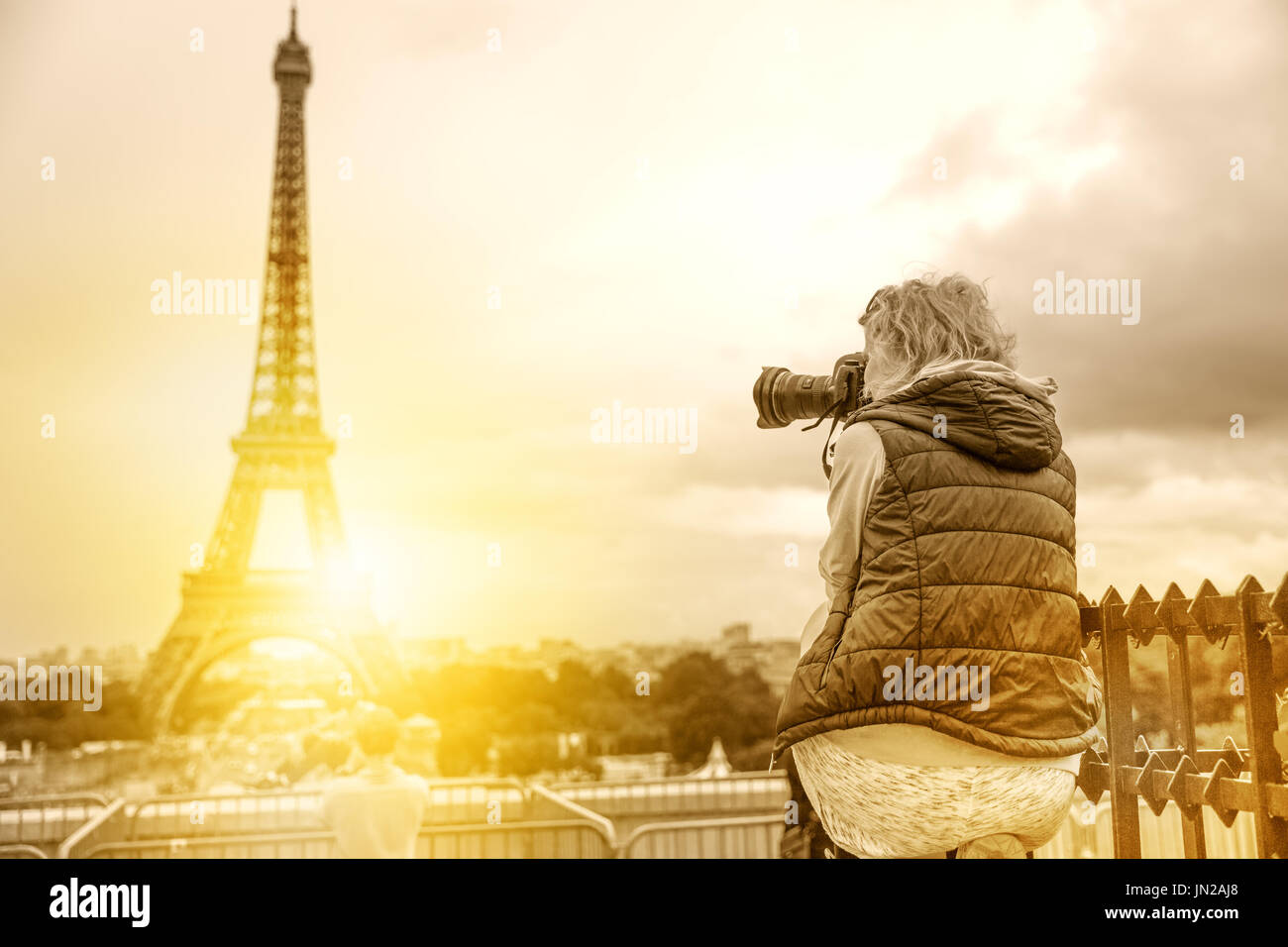 Professioneller Fotograf mit Kamera am Place du Trocadéro. Reisenden Frau in Paris, Frankreich, Europa. Eiffel-Turm im Hintergrund. Reisen und Tourismus c Stockfoto