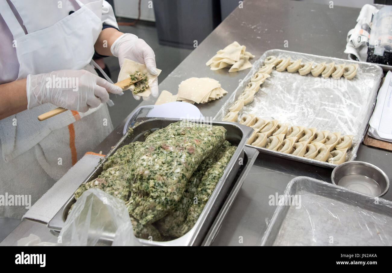 Nahaufnahme von chinesische Knödel Vorbereitung Stockfoto