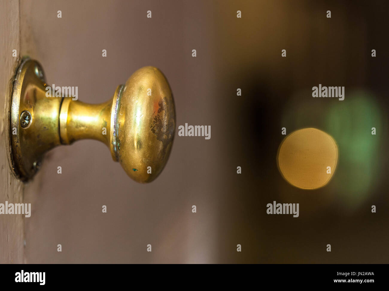 Alte Messing-Türgriff Stockfoto