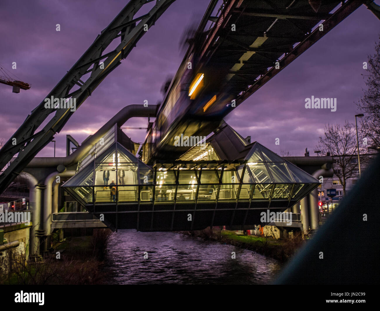 Monorail 'Die Schwebebahn" ziehen in den Bahnhof Ohligser Muehle in Wuppertal-Elberfeld, Deutschland Stockfoto