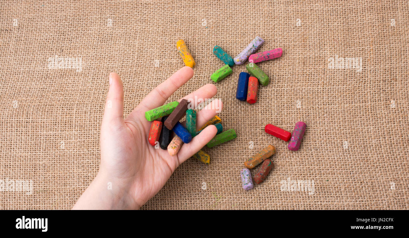 Verwendete Farbe Buntstifte und eine Hand, die einige Stockfoto