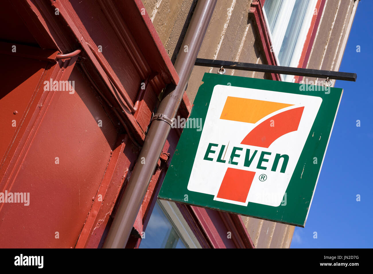 7-Eleven-Schild am Zweig. 7-Eleven ist eine internationale Kette von Convenience-Stores, mit Sitz in Irving, Texas. Stockfoto