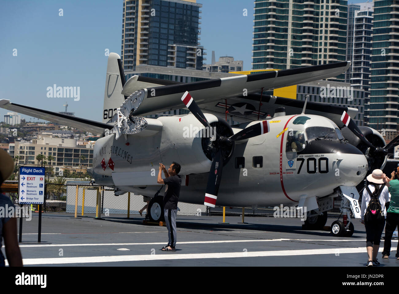 Eine Grumman C1 Händler auf dem Flugdeck der USS Midway, San Diego, Kalifornien. Stockfoto